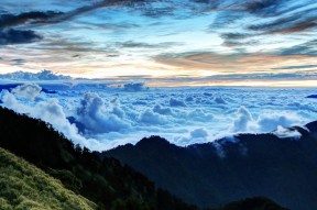 华体会hth-我将通过一个极富冲击力的标题，将这两种截然不同的足球美学，编织成一个关于持久与瞬间、秩序与混沌的独特叙事